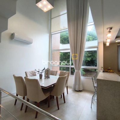 Casa com 251m², 3 quartos (sendo 1 suíte), 4 garagens, no bairro Capoeiras em Florianópolis