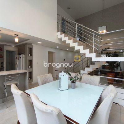 Casa com 251m², 3 quartos (sendo 1 suíte), 4 garagens, no bairro Capoeiras em Florianópolis
