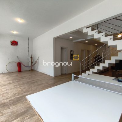 Casa com 251m², 3 quartos (sendo 1 suíte), 4 garagens, no bairro Capoeiras em Florianópolis