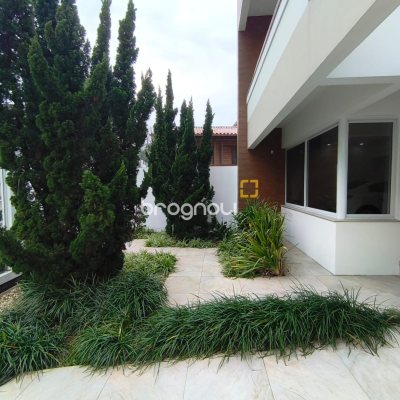 Casa com 251m², 3 quartos (sendo 1 suíte), 4 garagens, no bairro Capoeiras em Florianópolis