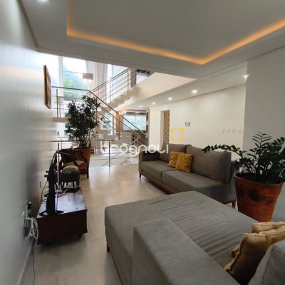 Casa com 251m², 3 quartos (sendo 1 suíte), 4 garagens, no bairro Capoeiras em Florianópolis