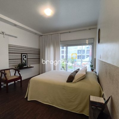Casa com 251m², 3 quartos (sendo 1 suíte), 4 garagens, no bairro Capoeiras em Florianópolis