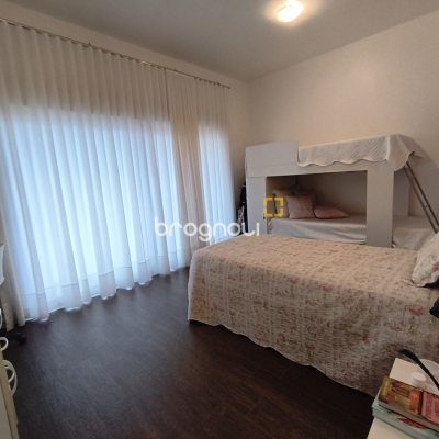 Casa com 251m², 3 quartos (sendo 1 suíte), 4 garagens, no bairro Capoeiras em Florianópolis