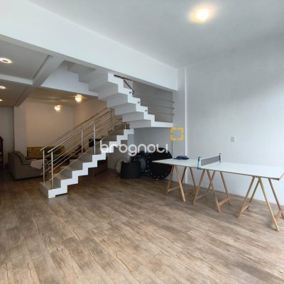 Casa com 251m², 3 quartos (sendo 1 suíte), 4 garagens, no bairro Capoeiras em Florianópolis