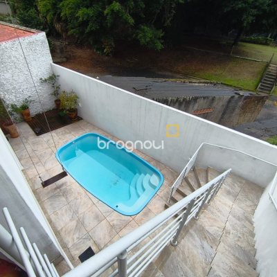 Casa com 251m², 3 quartos (sendo 1 suíte), 4 garagens, no bairro Capoeiras em Florianópolis