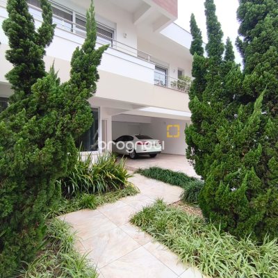 Casa com 251m², 3 quartos (sendo 1 suíte), 4 garagens, no bairro Capoeiras em Florianópolis