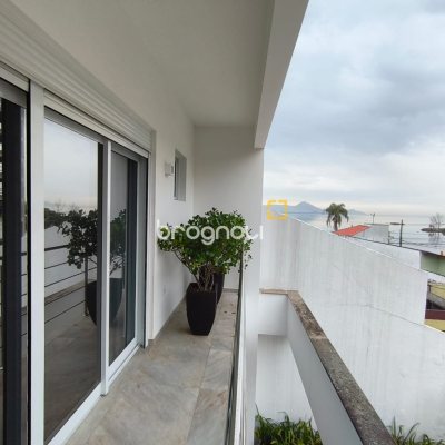Casa com 251m², 3 quartos (sendo 1 suíte), 4 garagens, no bairro Capoeiras em Florianópolis