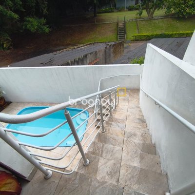Casa com 251m², 3 quartos (sendo 1 suíte), 4 garagens, no bairro Capoeiras em Florianópolis
