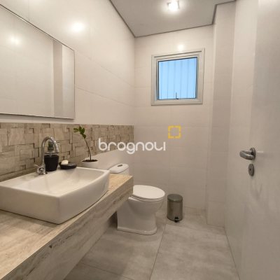 Casa com 251m², 3 quartos (sendo 1 suíte), 4 garagens, no bairro Capoeiras em Florianópolis