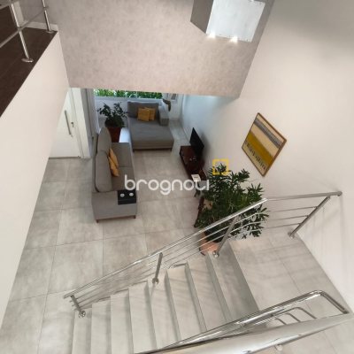 Casa com 251m², 3 quartos (sendo 1 suíte), 4 garagens, no bairro Capoeiras em Florianópolis