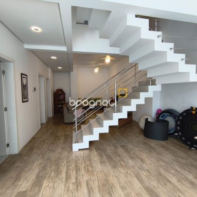 Casa com 251m², 3 quartos (sendo 1 suíte), 4 garagens, no bairro Capoeiras em Florianópolis