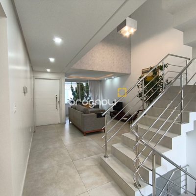 Casa com 251m², 3 quartos (sendo 1 suíte), 4 garagens, no bairro Capoeiras em Florianópolis