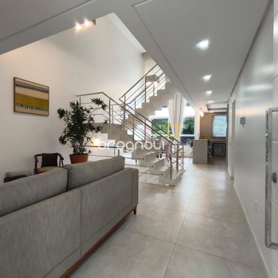 Casa com 251m², 3 quartos (sendo 1 suíte), 4 garagens, no bairro Capoeiras em Florianópolis