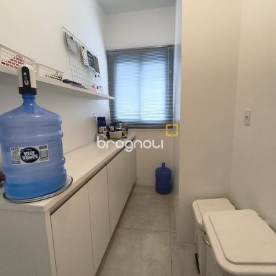 Casa com 251m², 3 quartos (sendo 1 suíte), 4 garagens, no bairro Capoeiras em Florianópolis