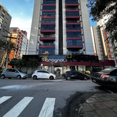 Apartamento com 138m², 3 quartos (sendo 2 suítes), 2 garagens, no bairro Centro em Florianópolis