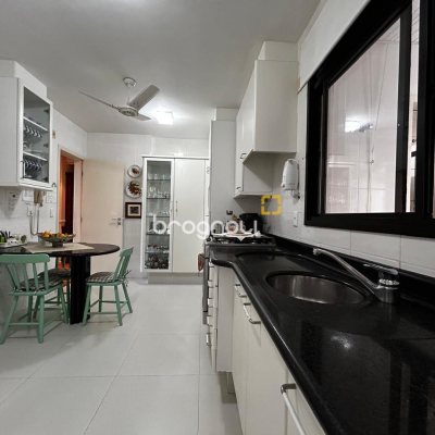 Apartamento com 138m², 3 quartos (sendo 2 suítes), 2 garagens, no bairro Centro em Florianópolis