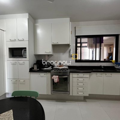 Apartamento com 138m², 3 quartos (sendo 2 suítes), 2 garagens, no bairro Centro em Florianópolis