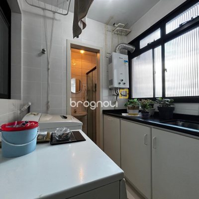 Apartamento com 138m², 3 quartos (sendo 2 suítes), 2 garagens, no bairro Centro em Florianópolis