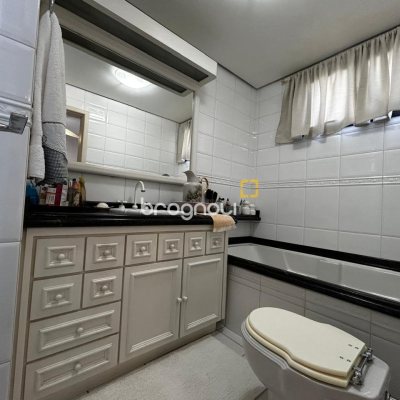 Apartamento com 138m², 3 quartos (sendo 2 suítes), 2 garagens, no bairro Centro em Florianópolis