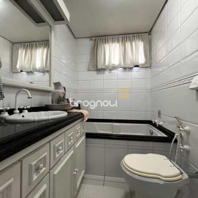 Apartamento com 138m², 3 quartos (sendo 2 suítes), 2 garagens, no bairro Centro em Florianópolis