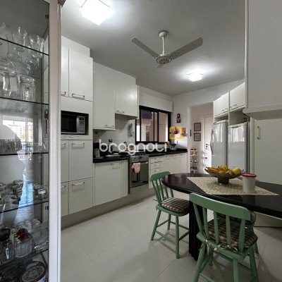 Apartamento com 138m², 3 quartos (sendo 2 suítes), 2 garagens, no bairro Centro em Florianópolis