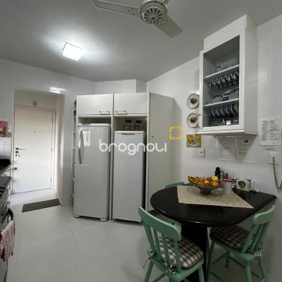 Apartamento com 138m², 3 quartos (sendo 2 suítes), 2 garagens, no bairro Centro em Florianópolis
