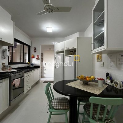 Apartamento com 138m², 3 quartos (sendo 2 suítes), 2 garagens, no bairro Centro em Florianópolis