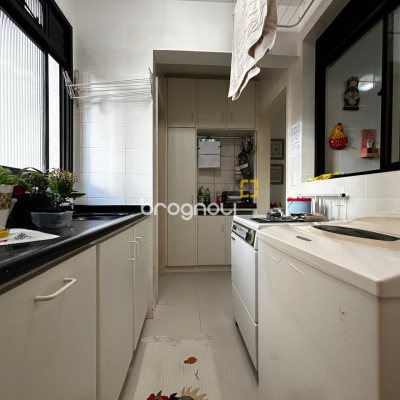 Apartamento com 138m², 3 quartos (sendo 2 suítes), 2 garagens, no bairro Centro em Florianópolis