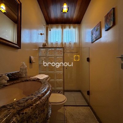 Apartamento com 138m², 3 quartos (sendo 2 suítes), 2 garagens, no bairro Centro em Florianópolis