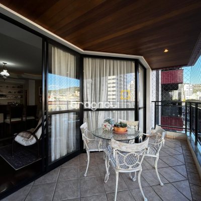 Apartamento com 138m², 3 quartos (sendo 2 suítes), 2 garagens, no bairro Centro em Florianópolis