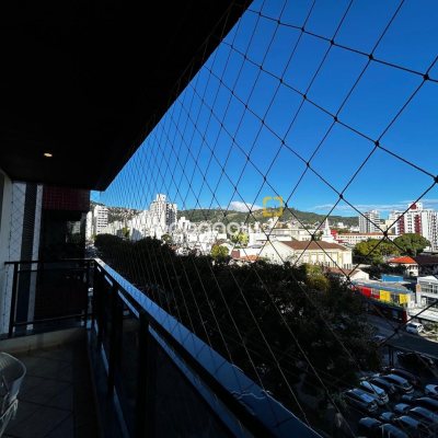 Apartamento com 138m², 3 quartos (sendo 2 suítes), 2 garagens, no bairro Centro em Florianópolis
