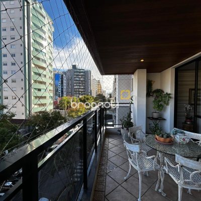 Apartamento com 138m², 3 quartos (sendo 2 suítes), 2 garagens, no bairro Centro em Florianópolis