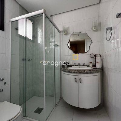 Apartamento com 138m², 3 quartos (sendo 2 suítes), 2 garagens, no bairro Centro em Florianópolis