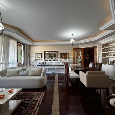 Apartamento com 138m², 3 quartos (sendo 2 suítes), 2 garagens, no bairro Centro em Florianópolis