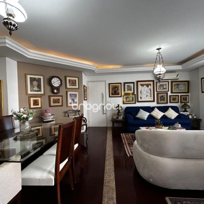 Apartamento com 138m², 3 quartos (sendo 2 suítes), 2 garagens, no bairro Centro em Florianópolis
