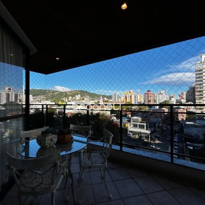 Apartamento com 138m², 3 quartos (sendo 2 suítes), 2 garagens, no bairro Centro em Florianópolis