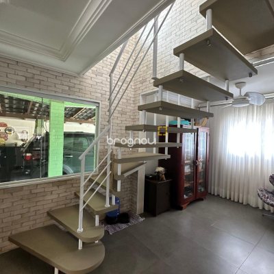 Casa com 142m², 4 quartos (sendo 1 suíte), 2 garagens, no bairro Ingleses do Rio Vermelho em Florianópolis