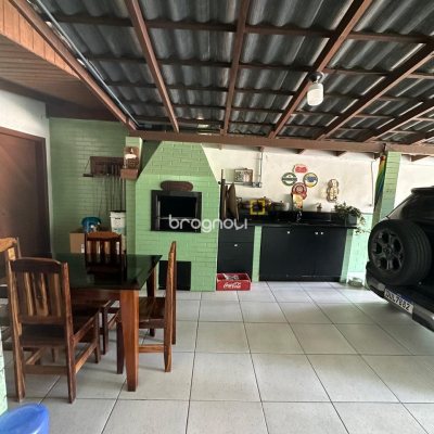 Casa com 142m², 4 quartos (sendo 1 suíte), 2 garagens, no bairro Ingleses do Rio Vermelho em Florianópolis