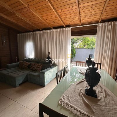 Casa com 142m², 4 quartos (sendo 1 suíte), 2 garagens, no bairro Ingleses do Rio Vermelho em Florianópolis