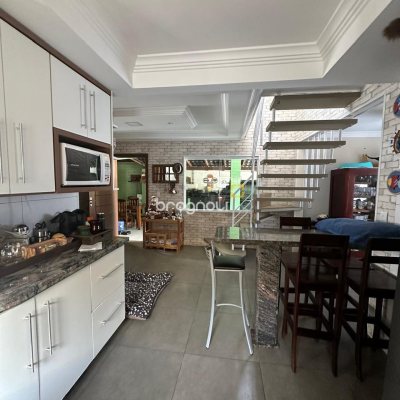 Casa com 142m², 4 quartos (sendo 1 suíte), 2 garagens, no bairro Ingleses do Rio Vermelho em Florianópolis