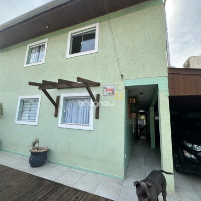 Casa com 142m², 4 quartos (sendo 1 suíte), 2 garagens, no bairro Ingleses do Rio Vermelho em Florianópolis