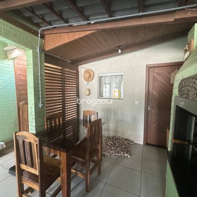 Casa com 142m², 4 quartos (sendo 1 suíte), 2 garagens, no bairro Ingleses do Rio Vermelho em Florianópolis
