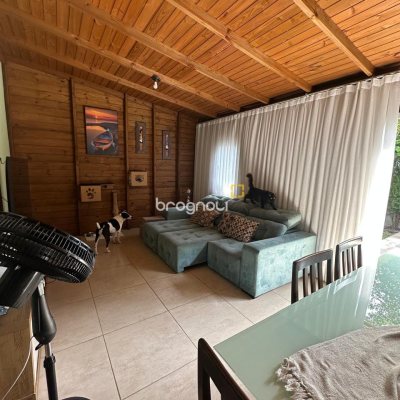 Casa com 142m², 4 quartos (sendo 1 suíte), 2 garagens, no bairro Ingleses do Rio Vermelho em Florianópolis
