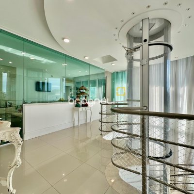 Casa com 515m², 6 quartos (sendo 3 suítes), 4 garagens, no bairro Jurerê Internacional em Florianópolis