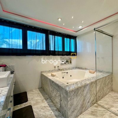 Casa com 515m², 6 quartos (sendo 3 suítes), 4 garagens, no bairro Jurerê Internacional em Florianópolis
