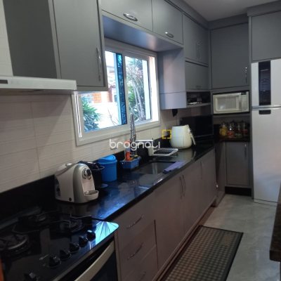Casa de Condomínio com 270m², 3 quartos (sendo 3 suítes), 2 garagens, no bairro São João do Rio Vermelho em Florianópolis