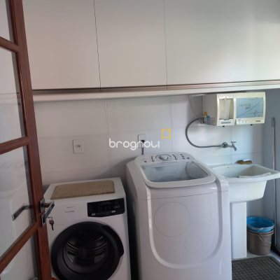 Casa de Condomínio com 270m², 3 quartos (sendo 3 suítes), 2 garagens, no bairro São João do Rio Vermelho em Florianópolis