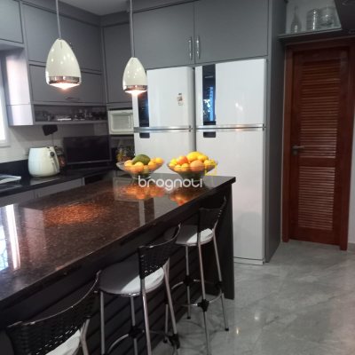 Casa de Condomínio com 270m², 3 quartos (sendo 3 suítes), 2 garagens, no bairro São João do Rio Vermelho em Florianópolis