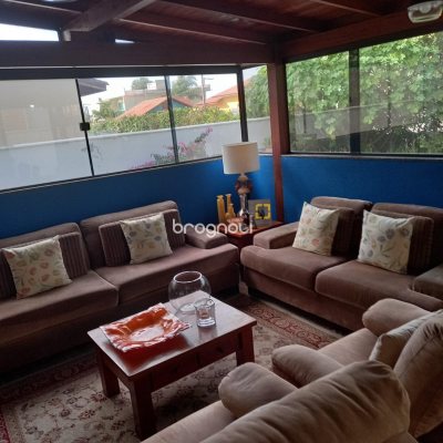 Casa de Condomínio com 270m², 3 quartos (sendo 3 suítes), 2 garagens, no bairro São João do Rio Vermelho em Florianópolis