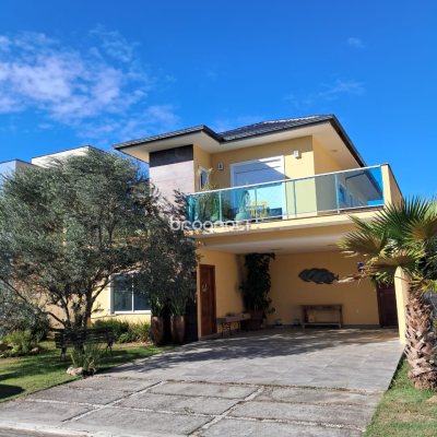 Casa de Condomínio com 270m², 3 quartos (sendo 3 suítes), 2 garagens, no bairro São João do Rio Vermelho em Florianópolis